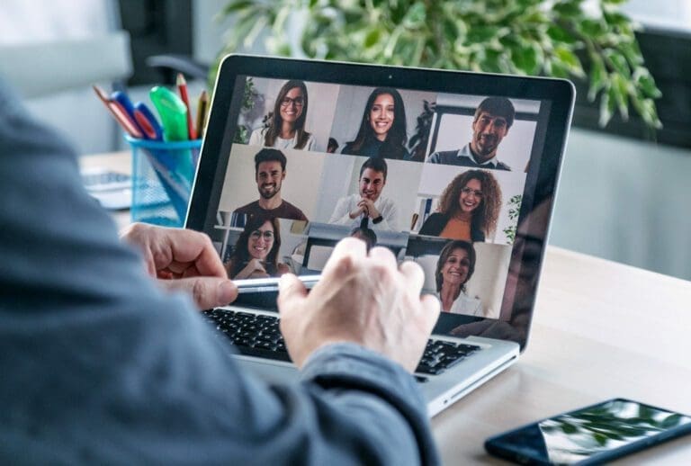 ordenador-con-personas-en-videollamada